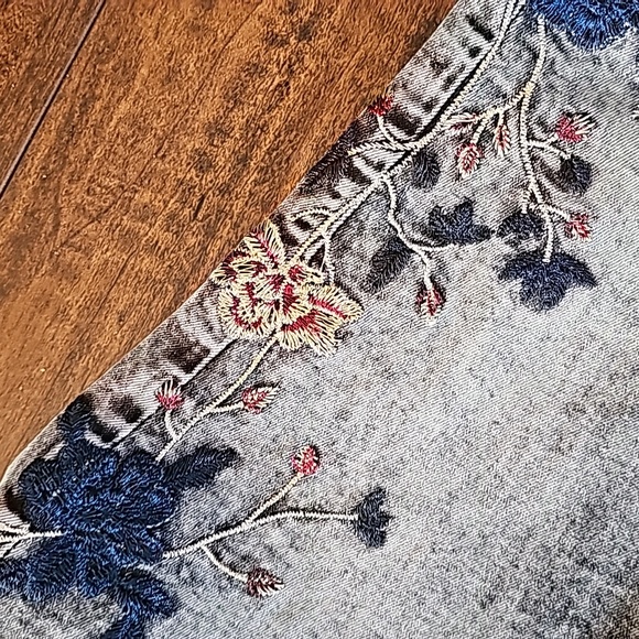 NWT Venus Floral Embroidered Jeans and NWOT Floral Embroidered Jeans - Picture 9 of 9
